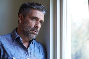 Ein Mann schaut traurig und kraftlos aus dem Fenster. Er hat Angst nach draußen zu gehen. Seine Ängste haben ihn im Griff und sich mehr und mehr ausgeweitet. Er möchte dies ändern, wenn er nur könnte.