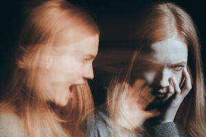 Ein Doppelporträt von einer Frau. Links schreit sie mit offenem Mund, rechts schaut sie leicht nach unten und hält sich die Hände vor das Gesicht. Ängste können mit Therapie und Hypnose überwunden werden.