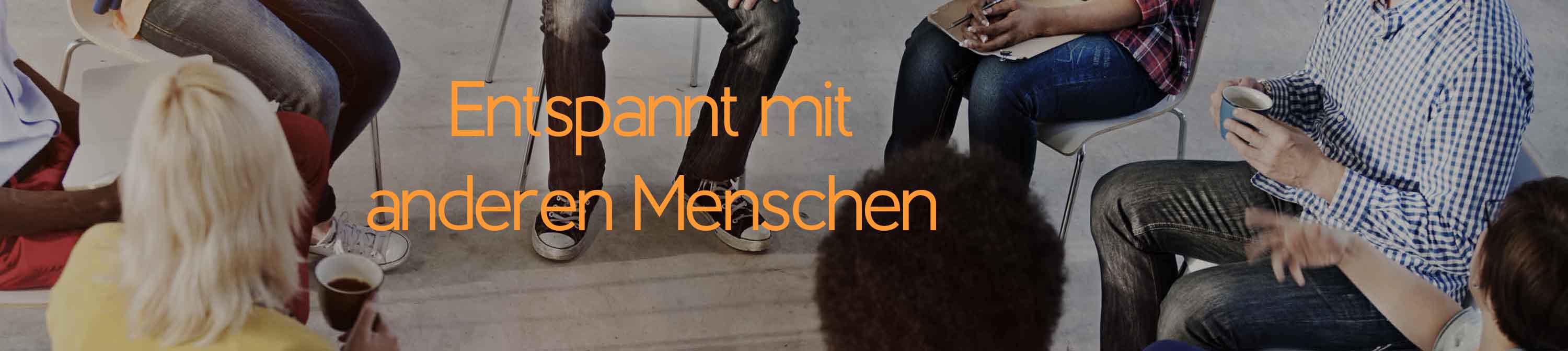 Entspannt mit anderen Menschen. Eine Gruppe von Menschen sitzt im Kreis. Man sieht nur ihre Beine. Soziale Angst oder Angst vor Menschen kann vor unbekannten Menschen oder auch befreundeten und bekannten Menschen auftreten.